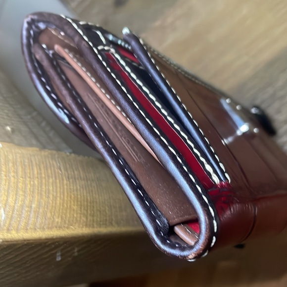 Dooney & Bourke Vintage Bordeaux Croc Embossed Leather Wallet front closure - Picture 10 of 14